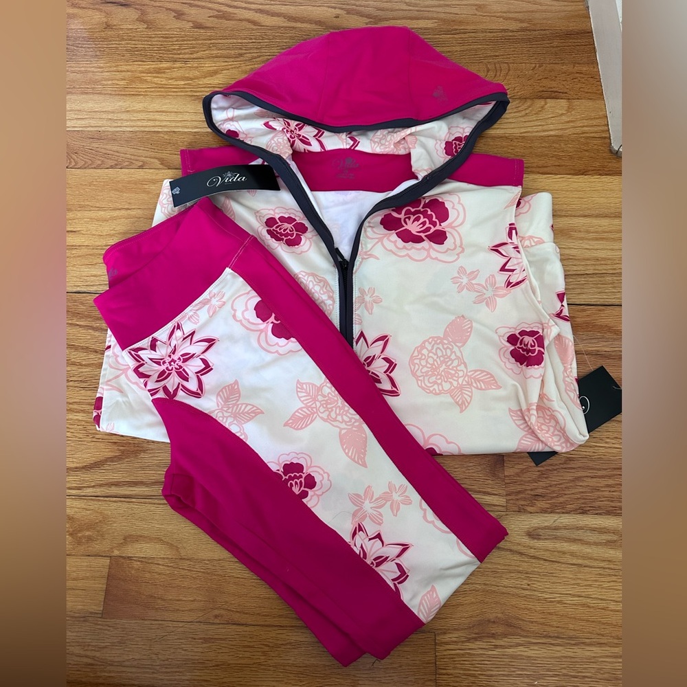 Vida leggings & zip front top size medium Size small NWT
